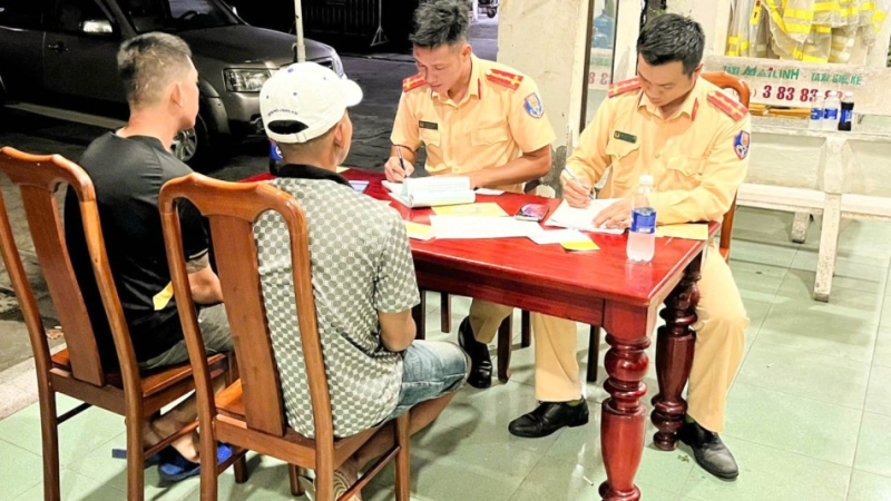 Phạt tài xế chở người trên thùng xe ô tô tải