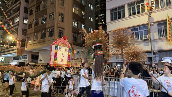 Gìn giữ nét đẹp múa rồng lửa Tết Trung thu ở Hong Kong (Trung Quốc)