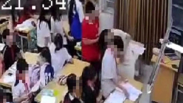 Buộc c&aacute;ch ly khỏi trường học với học sinh x&uacute;c phạm nh&agrave; gi&aacute;o, bạn học