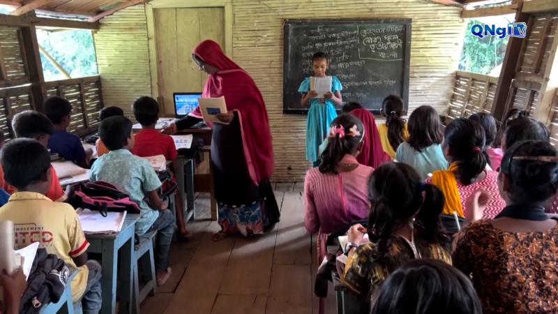 Những lớp học nổi trong mùa lũ