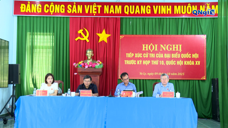 Trưởng đoàn Đại biểu Quốc hội tỉnh U Huấn tiếp xúc cử tri xã Ya Ly