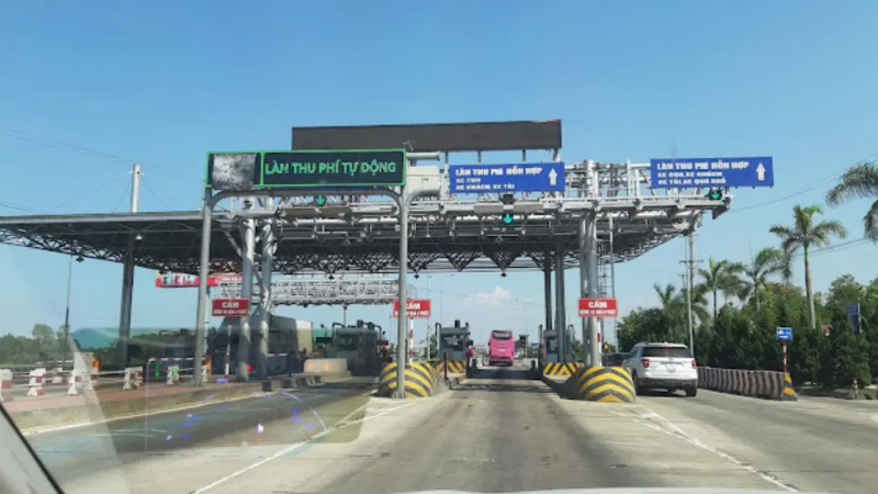 Quảng Ngãi miễn thu phí sử dụng dịch vụ đường bộ cho các đoàn xe cứu trợ bão, lũ