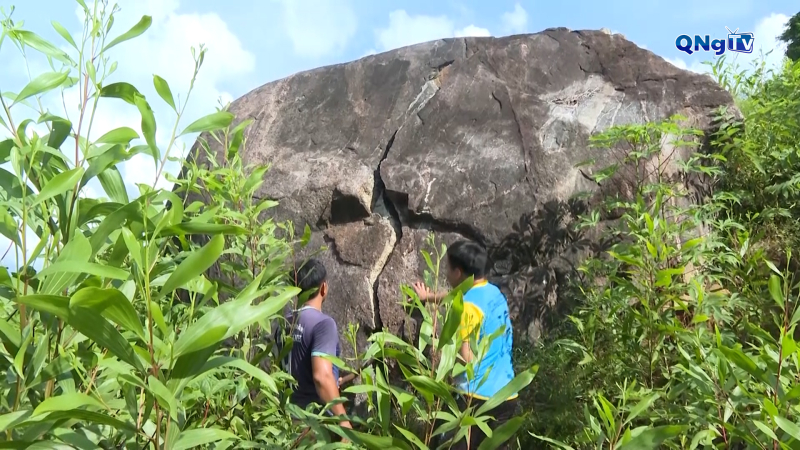 Nguy cơ sạt lở đá đe dọa khu dân cư núi Gò Ui, xã Ba Động