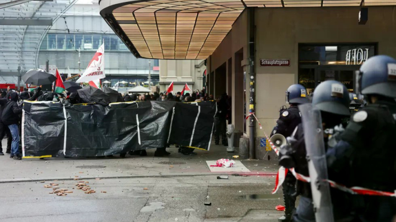 Biểu t&igrave;nh biến th&agrave;nh đụng độ tại Thụy Sĩ