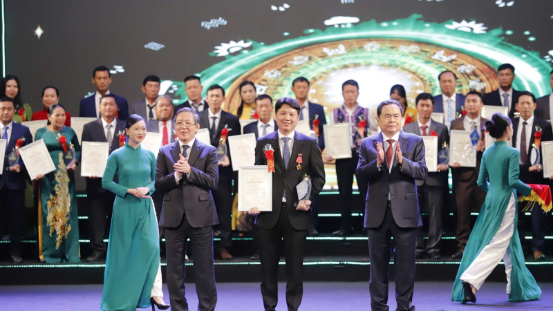 T&ocirc;n vinh 63 n&ocirc;ng d&acirc;n Việt Nam xuất sắc