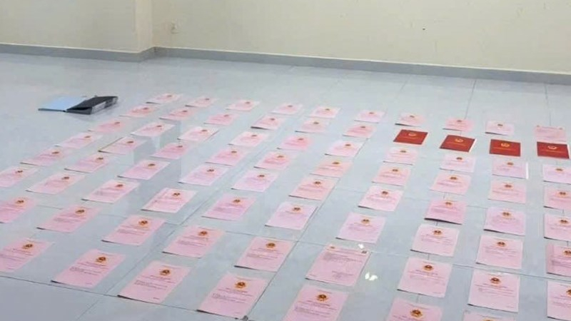 Thu giữ 80 sổ đỏ trong vụ &aacute;n Ng&acirc;n 98 sản xuất h&agrave;ng giả