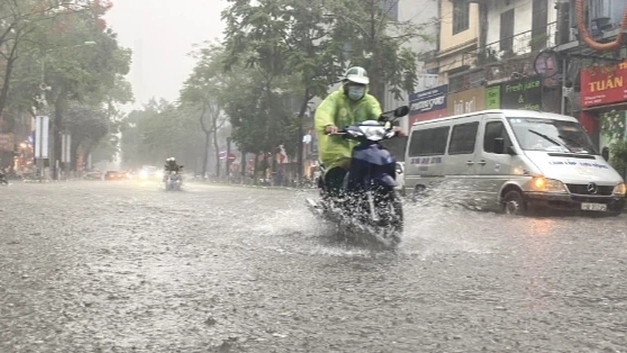 Miền Trung mưa lớn dồn dập 10 ngày tới