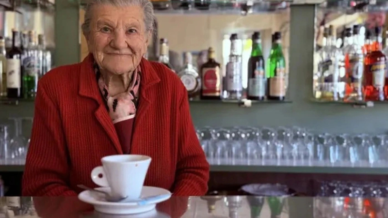 Cụ bà 100 tuổi vẫn say mê nghề pha chế