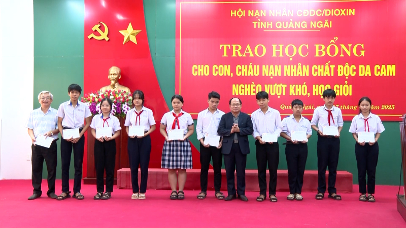 Trao học bổng cho con em gia đ&igrave;nh nạn nh&acirc;n chất độc da cam