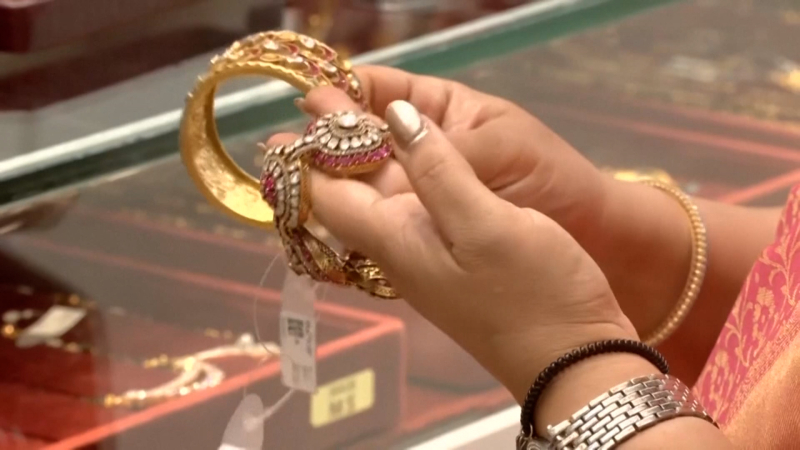 Giá vàng cao kỷ lục khiến cầu trang sức giảm tại Ấn Độ