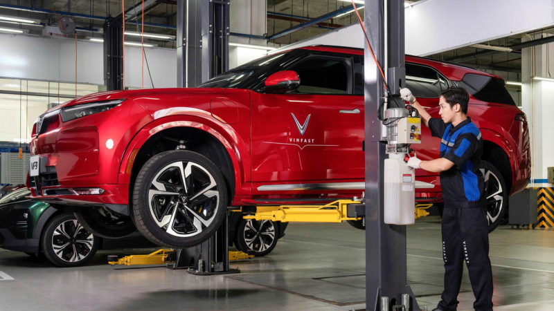 Vinfast hỗ trợ khách hàng miền Bắc và miền Trung sửa chữa xe hư hỏng do mưa lũ