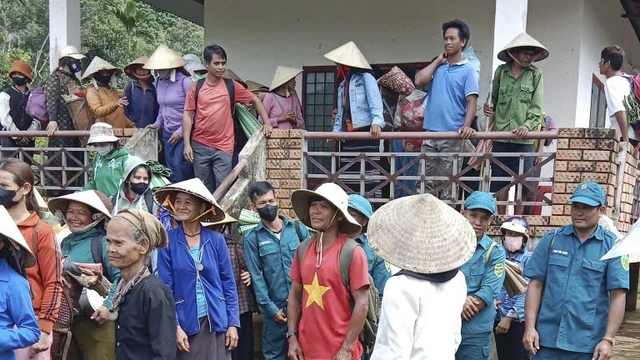 Quảng Ngãi di dời khẩn cấp 61 hộ dân dưới chân núi Gò Oát