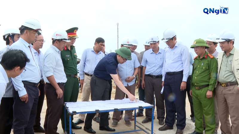 Đốc thúc hoàn thành kè chống sạt lở An Phú