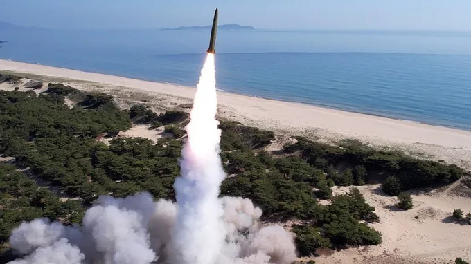 Triều Tiên tuyên bố phóng thử thành công 2 tên lửa siêu vượt âm