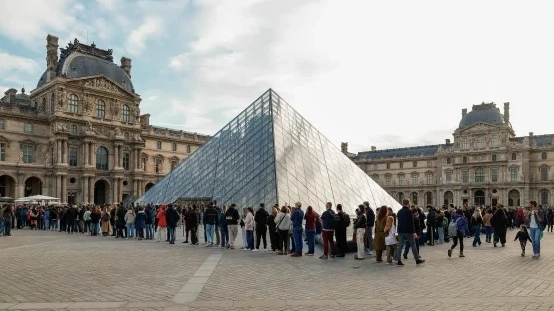 Bảo tàng Louvre mở cửa trở lại sau vụ trộm chấn động