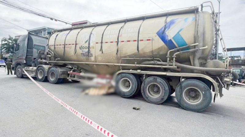 Va chạm với xe đầu kéo, người đàn ông đi xe máy thương vong