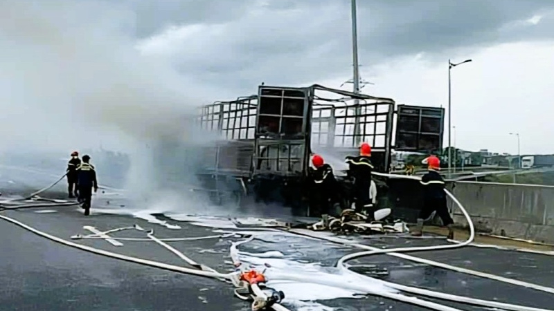 Xe tải cháy trơ khung trên cao tốc Đà Nẵng - Quảng Ngãi