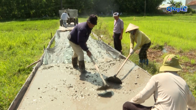Hỗ trợ xi măng làm đường giao thông nông thôn