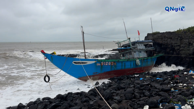 Tàu cá ngư dân Đà Nẵng bị sóng đánh lên gành đá