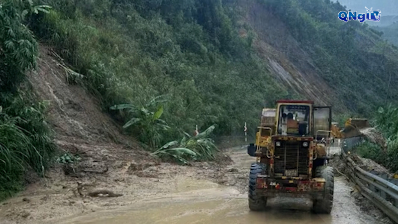 Nhiều tuyến đường ở miền núi Quảng Ngãi bị sạt lở