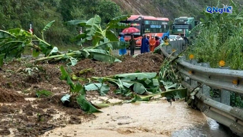 Khuyến cáo người dân không đi qua đèo Lò Xo do sạt lở