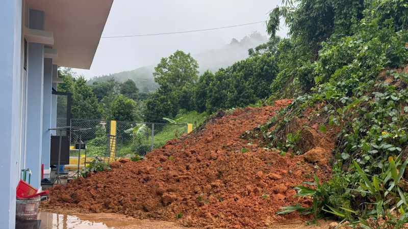 Quảng Ngãi xuất hiện nhiều điểm sạt lở, ngập cục bộ