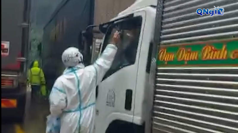 Quảng Ngãi tiếp tế lương thực cho lái xe mắc kẹt trên đèo Lò Xo