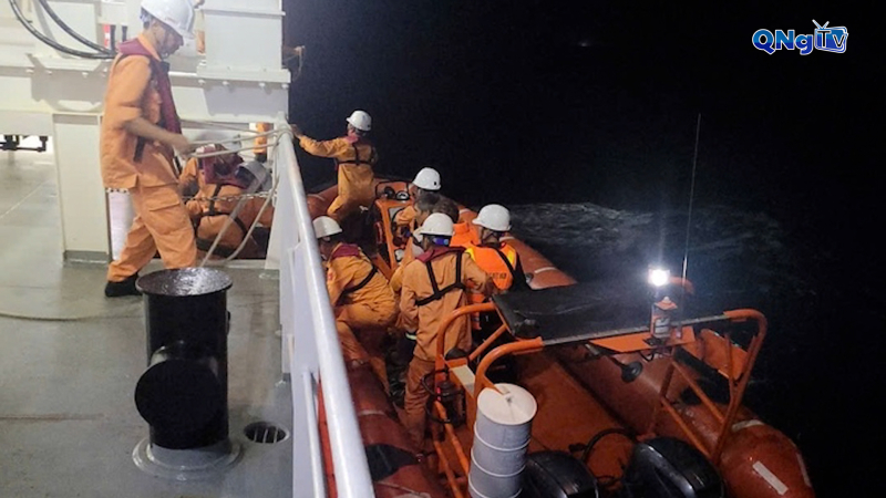 Cứu nạn thành công ngư dân Quảng Ngãi