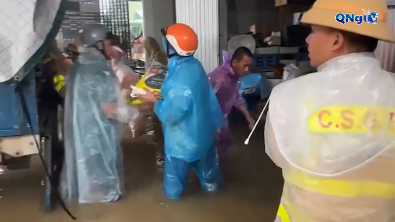 Cảnh sát giao thông giúp dân di chuyển ra khỏi vùng ngập lũ