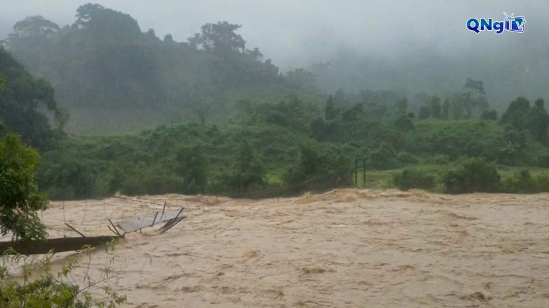 Nỗ lực tìm kiếm người dân bị lũ cuốn trôi ở xã Ngọc Linh