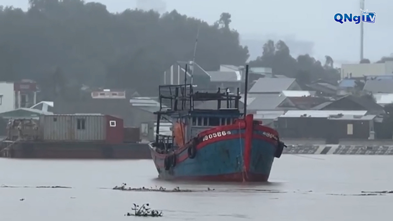 Bốn tàu cá bị lũ cuốn trôi