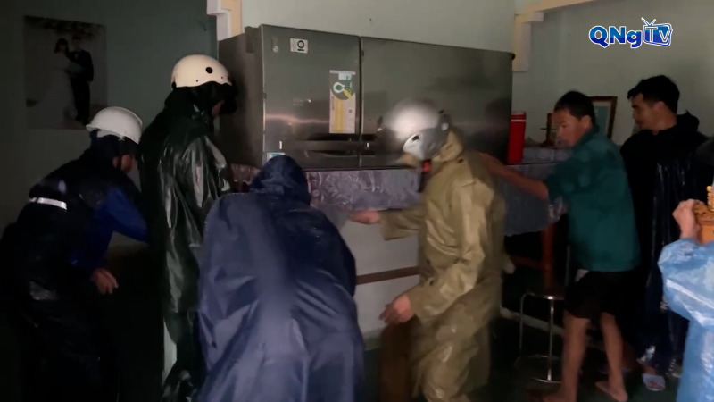 Lũ lớn gây cô lập 22 hộ dân ở xã Đông Trà Bồng