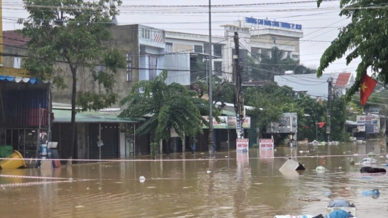 Quảng Ngãi: Hơn 5.200 căn nhà bị ngập sâu do mưa lớn, sạt lở uy hiếp