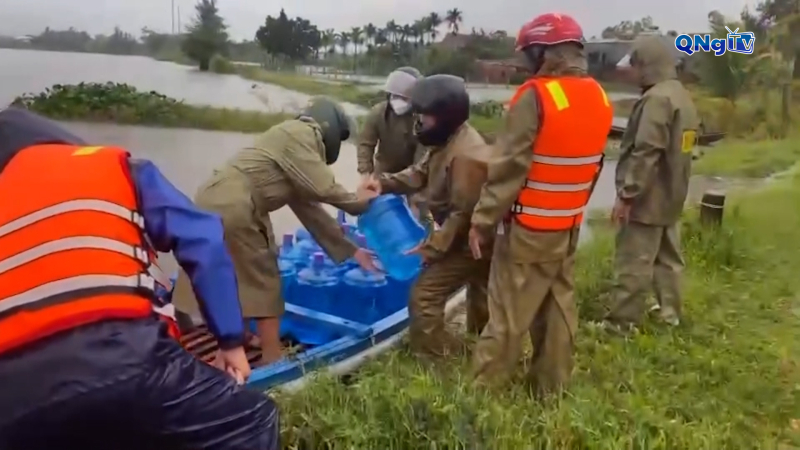 Xã Đông Sơn hỗ trợ nước uống khẩn cấp cho dân vùng lũ