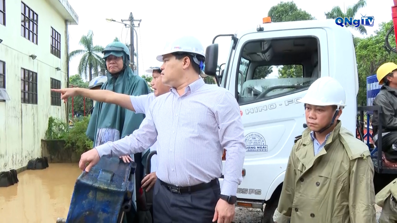 Ph&oacute; Chủ tịch UBND tỉnh Trần Phước Hiền kiểm tra ph&ograve;ng, chống b&atilde;o lũ