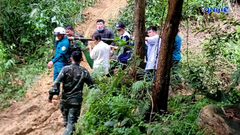 Băng rừng đưa sản phụ nguy kịch đi cấp cứu