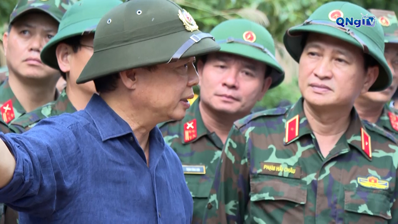 Phó Thủ tướng Trần Hồng Hà kiểm tra điểm sạt lở núi ở Quảng Ngãi