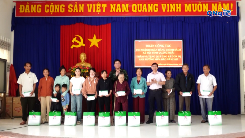 Ngân hàng Chính sách xã hội tỉnh trao quà hỗ trợ các hộ dân 