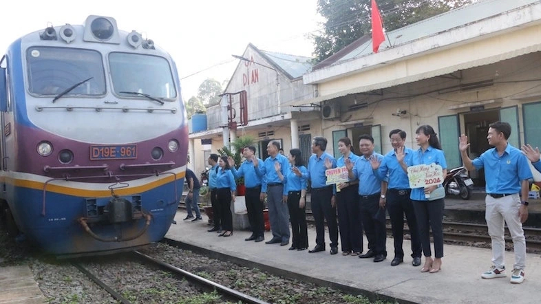 Công đoàn sẽ tặng 2.500 vé tàu, máy bay cho người lao động về quê ăn Tết