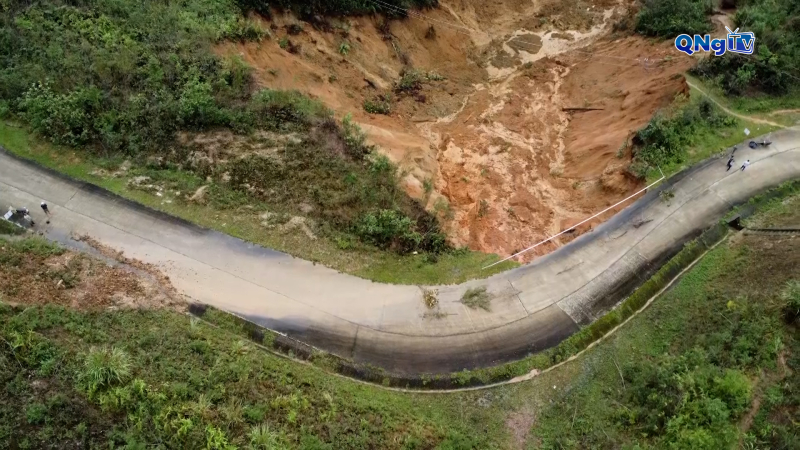Xuất hiện điểm sạt lở trên đường Ngọc Hoàng – Măng Bút