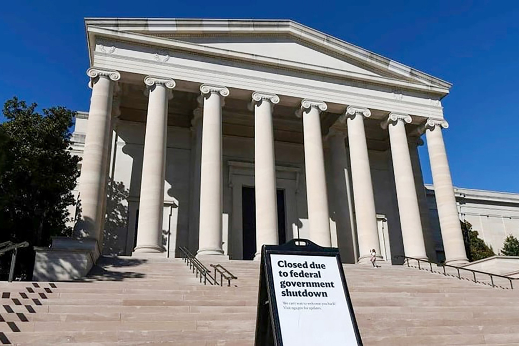 Bảng thông báo đóng cửa tạm thời đặt tại Bảo tàng nghệ thuật quốc gia ở Washington, D.C. (Mỹ). Ảnh: Tân Hoa Xã