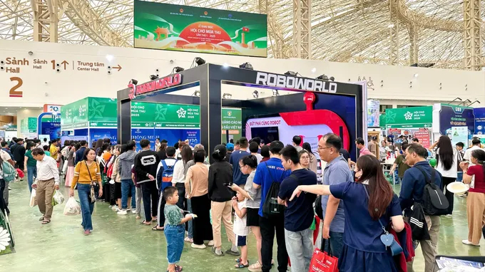 Hơn 100.000 lượt khách/ngày tham quan hội chợ Mùa Thu 2025