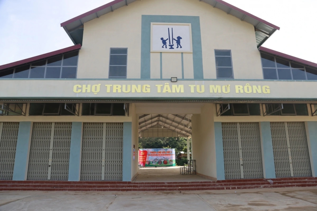 Chợ Trung tâm xã Tu Mơ Rông được đầu tư xây đựng kiên cố. 