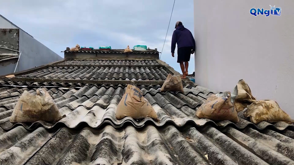 Người dân Lý Sơn chủ động chèn, chống nhà cửa ứng phó bão 
