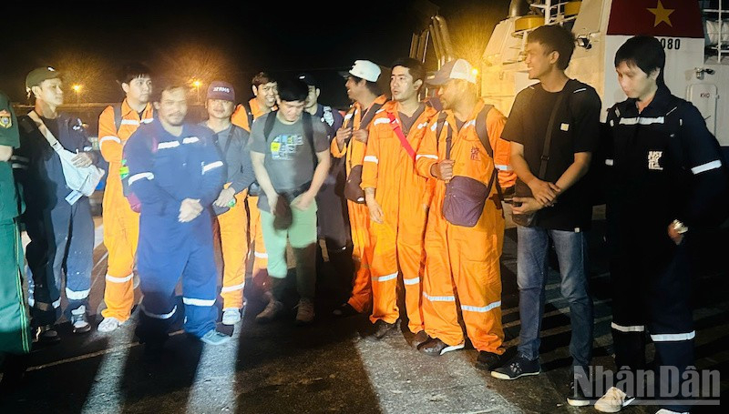 12 thuyền viên tàu Star Bueno mắc cạn vùng biển Dung Quất rời tàu. Ảnh: Nhân Dân