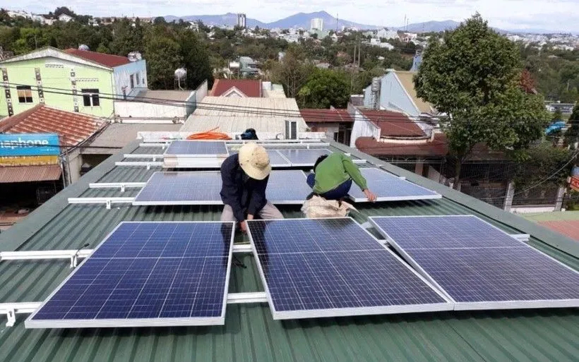 Lắp đặt điện Mặt Trời mái nhà. (Ảnh: EVN)