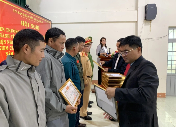 Lực lượng CSGT và các thành viên Đội SOS đèo Lò Xo trực tiếp vào điểm sạt lở để cứu trợ, tiếp tế lương thực đã được khen thưởng