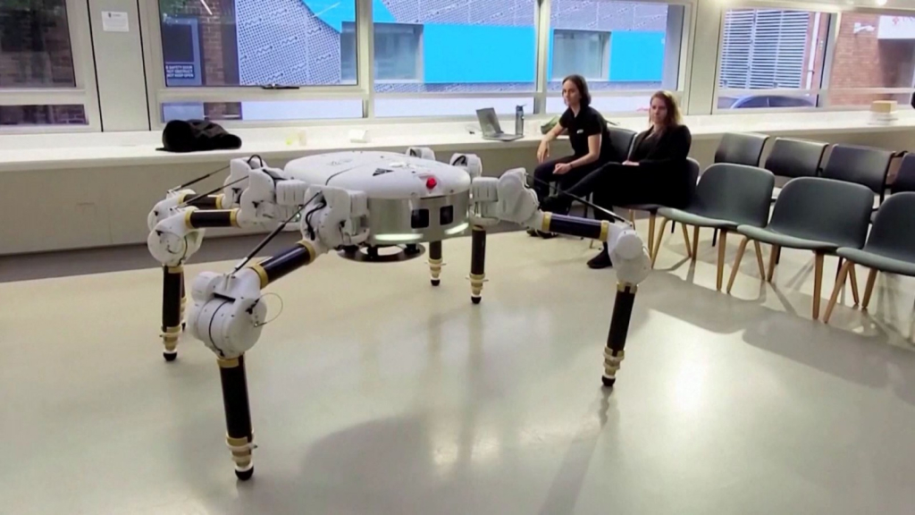 Robot Charlott có diện mạo giống nhện với sáu cái chân. Ảnh chụp màn hình