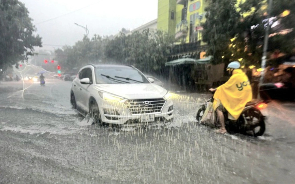 Mưa to, gió giật, cảnh báo nguy hiểm tại miền Trung