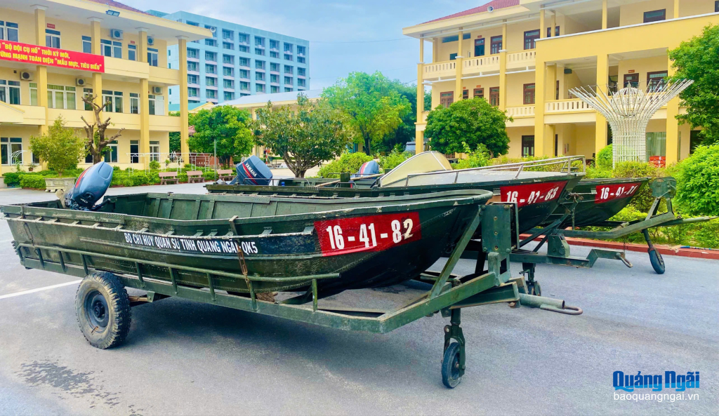 Hơn 150 phương tiện xe thiết giáp, xuồng, ca nô được Bộ CHQS tỉnh chuẩn bị sẵn sàng cơ động thực hiện nhiệm vụ khi có tình huống. Ảnh: Báo Quảng Ngãi điện tử